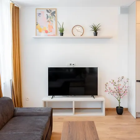 Castle Hill Free Parking * Pressburg